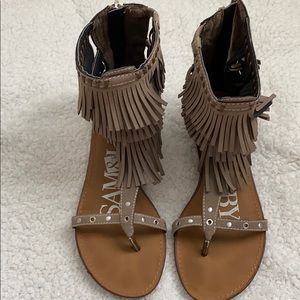 Sam and Libby fringe sandal size 6